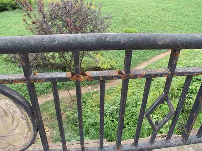 生銹的鐵藝護欄