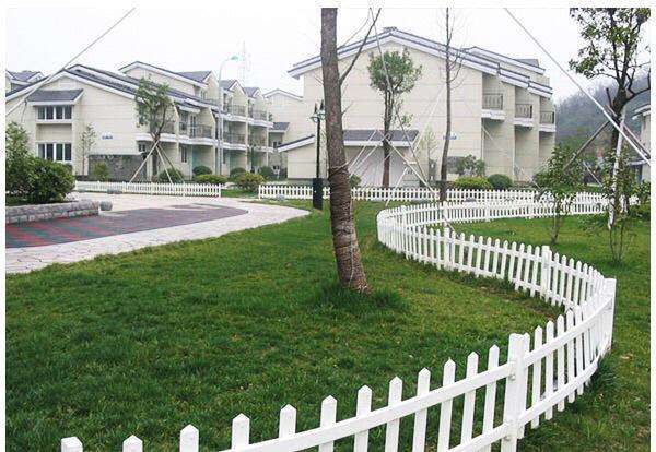 形成各種流暢曲線的鋅鋼草坪護(hù)欄