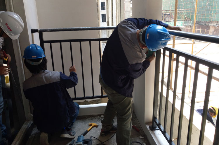 鋅鋼陽臺護欄包工安裝現(xiàn)場圖