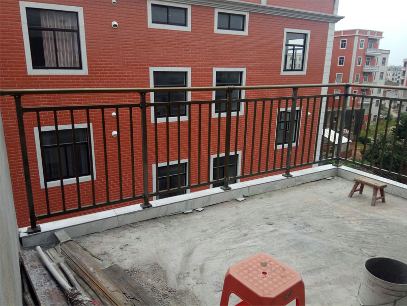 鋅鋼陽(yáng)臺(tái)護(hù)欄廠家詳細(xì)解析護(hù)欄安裝步驟