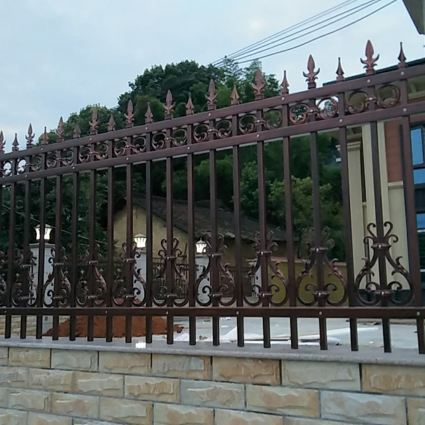 農(nóng)村別墅獨院鋅鋼圍欄實拍三