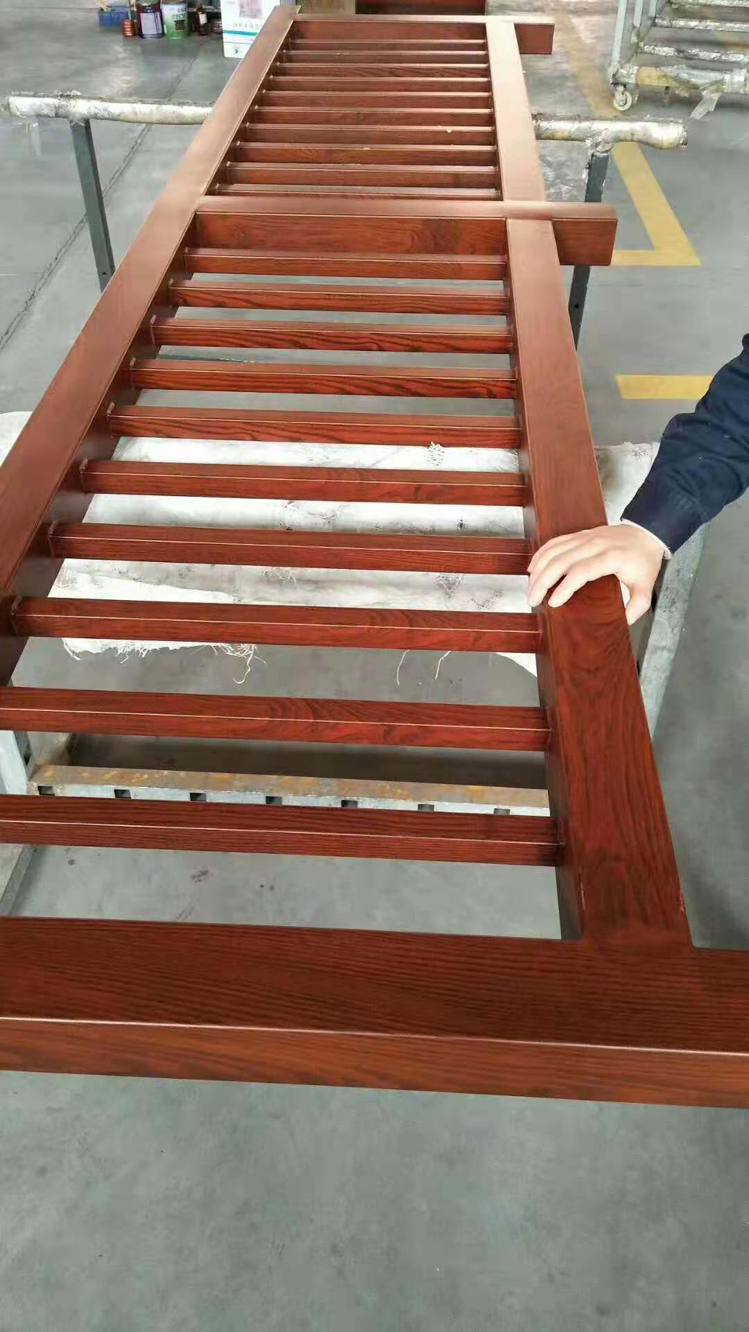 木紋鋅鋼護(hù)欄出廠前組裝圖