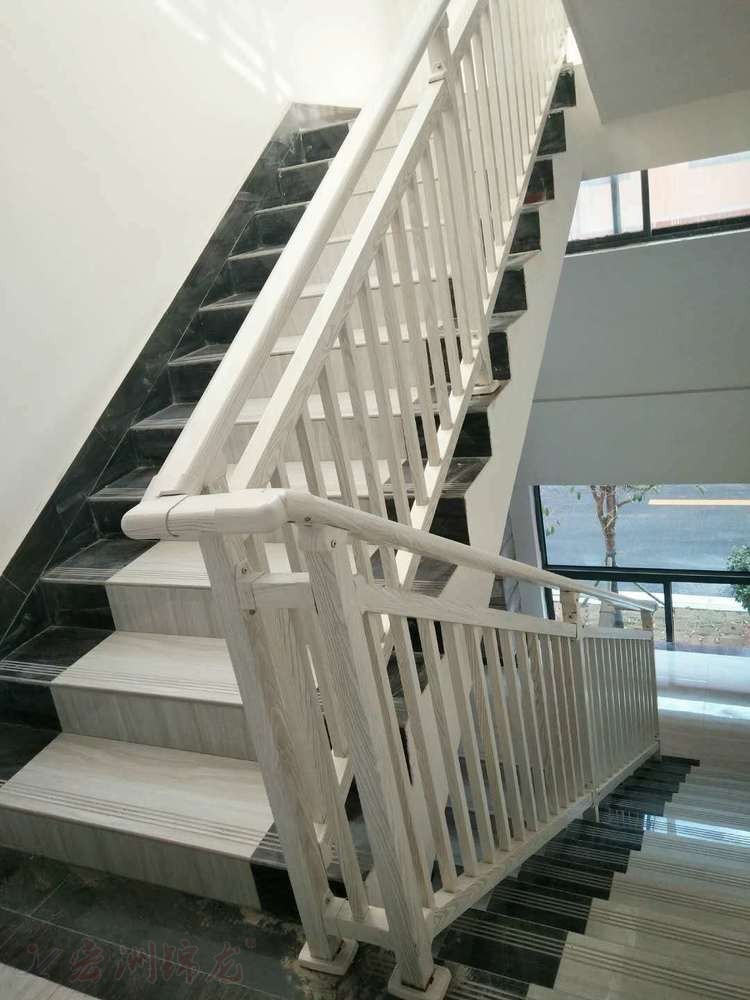 木紋鋅鋼樓梯扶手實(shí)拍