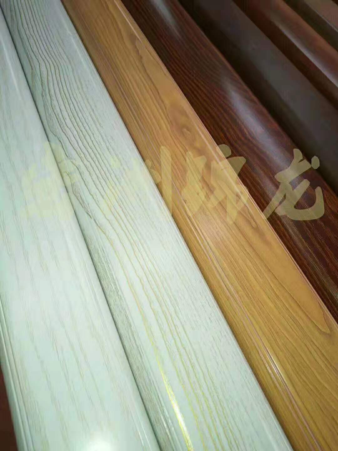 可以做不同顏色的鋅鋼木紋護(hù)欄