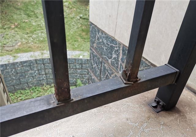 傳統(tǒng)的鋅鋼護(hù)欄圖片