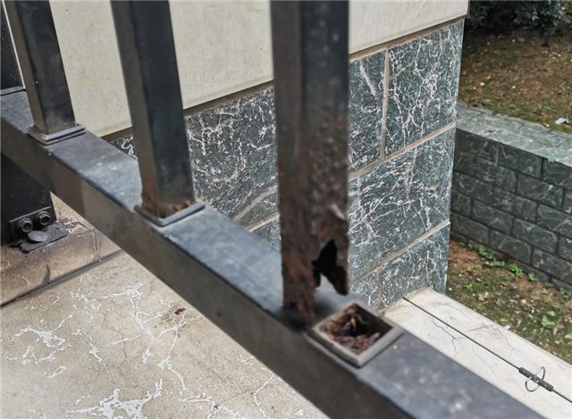 使用一段時(shí)間的鋅鋼護(hù)欄圖片