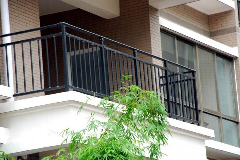 陽(yáng)臺(tái)護(hù)欄是鐵的怎么辦