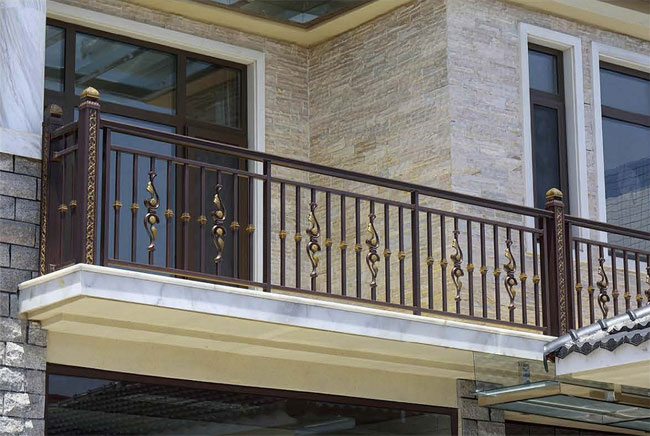 安裝鋅鋼陽(yáng)臺(tái)護(hù)欄注意事項(xiàng)