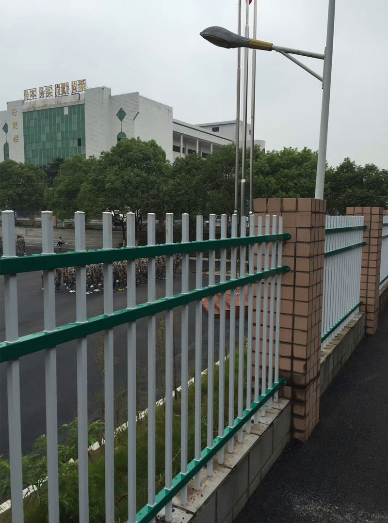 學(xué)校護(hù)欄廠家安裝效果圖 學(xué)校護(hù)欄廠家安裝效果圖